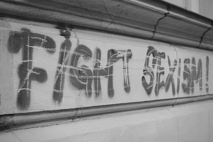 Graffiti an Hauswand mit Aufschrift "Fight Sexism"